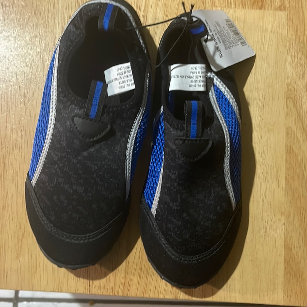 Kids aqua shoes size 2-3 kids